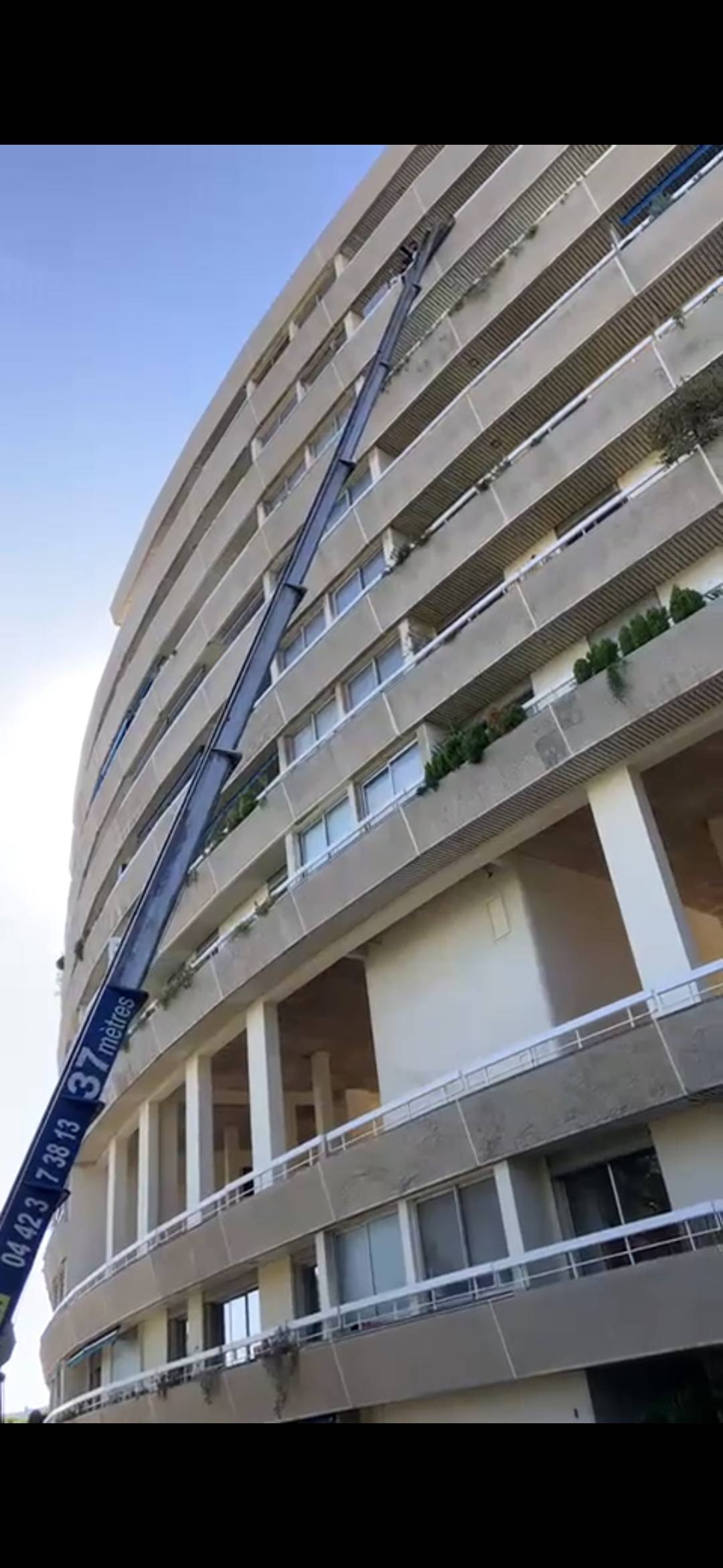 Accès difficile location de monte-charge Toulon Var 83