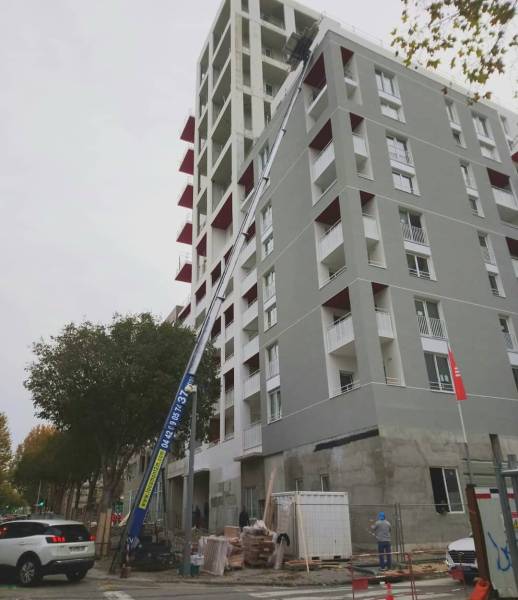 Quel est le tarif moyen pour la location d’un monte-meuble à Marseille selon la durée et le service inclus ?