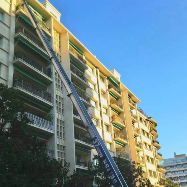 Tarif location monte-meuble à Marseille pour très haut bâtiment : solution rapide avec technicien pour déménagement en hauteur