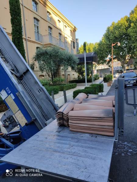 Élévateur monte-charge pour vitrerie, fenêtres et menuiserie extérieure à Aix-en-Provence – Prestation sur-mesure pour façadiers et poseurs