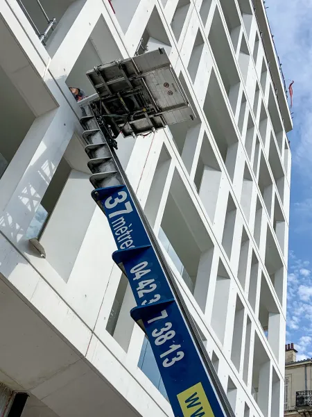 Location monte meuble pour déménagez grand étage à Marseille 