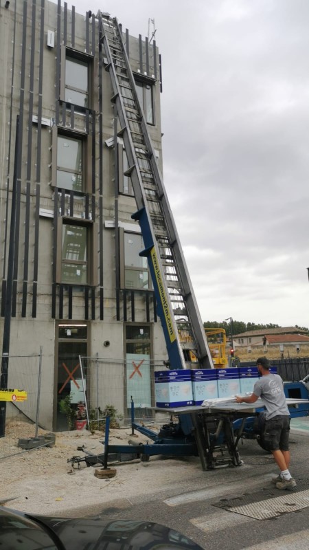 Location de monte-charge pour une entreprise de sanitaire à Marseille 13008